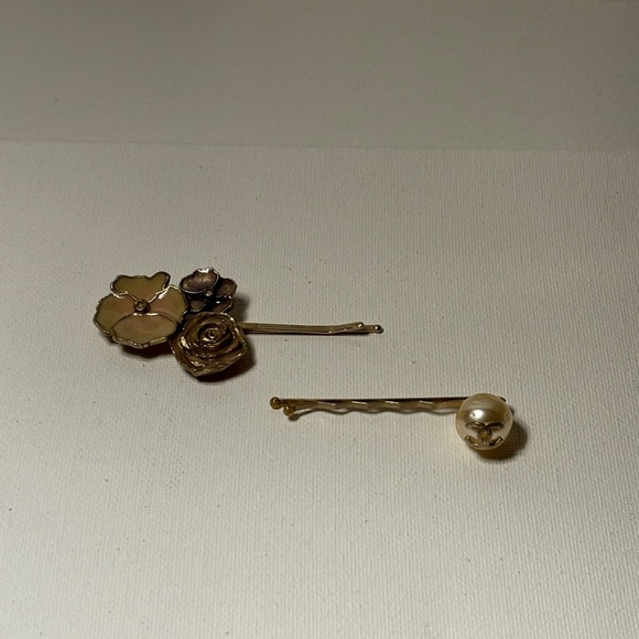 Chanel pair of bobby pins (camelias and pearl) - in original box - Picture 4 of 8